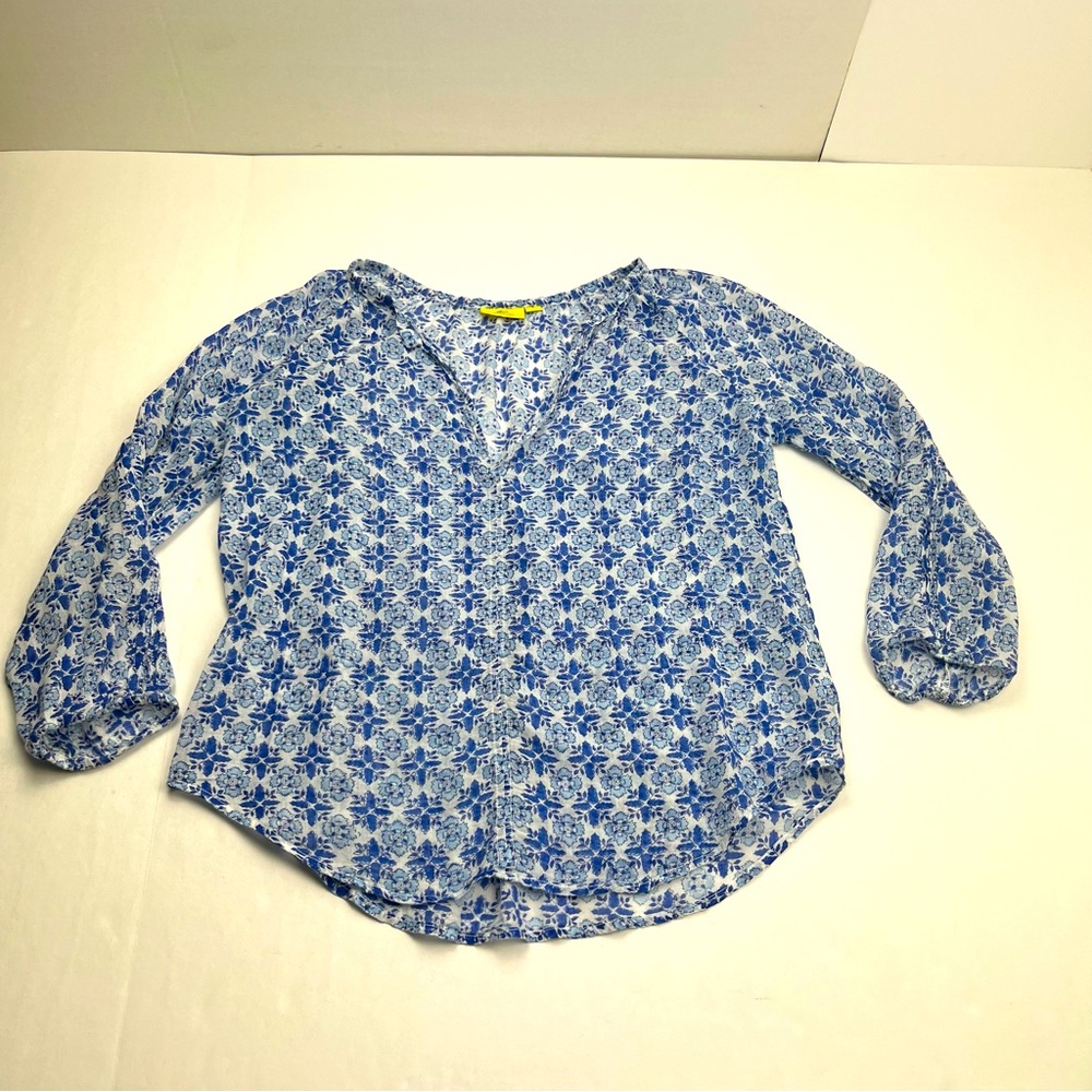Roller Rabbit Blue White Floral Geometric Pattern 100% Cotton Top Small *FLAW